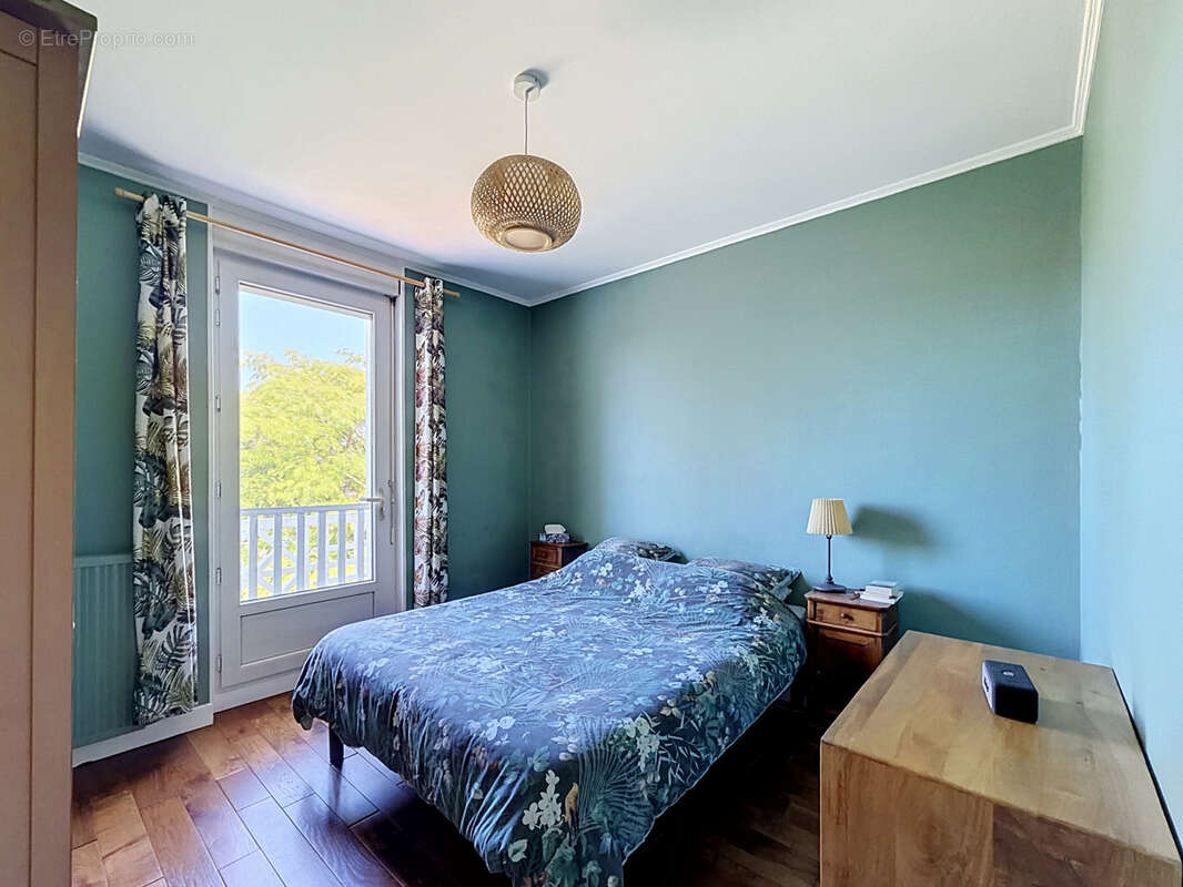 AUX PORTES D'ANGOULEME, à proximité immédiate de toutes commodités, adorable maison des années 20 entièrement - photo 6