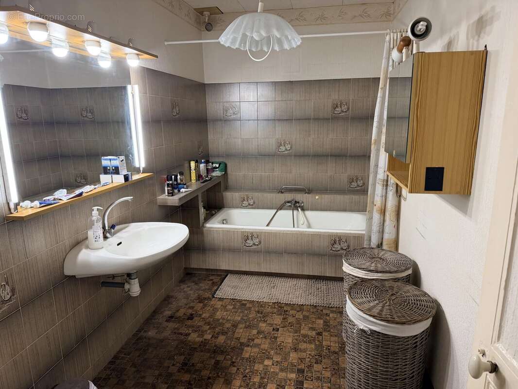 Grande maison de ville spacieuse et modulable, située au cœur de cette ville animée - photo 10