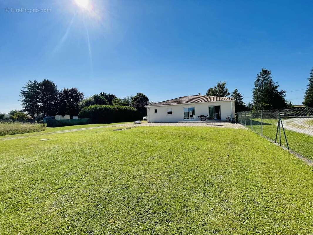 Maison à BARBEZIEUX-SAINT-HILAIRE