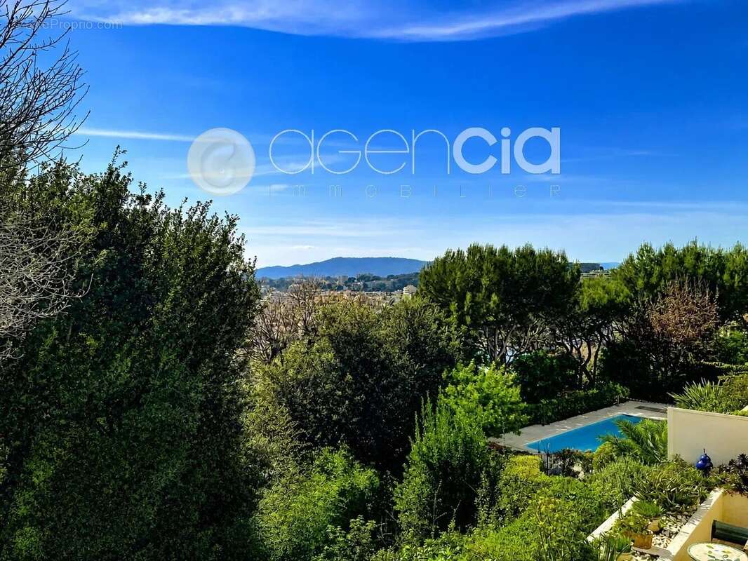 LE CANNET  Les Collines  T3  80 m2  Terrasse 52 m2  Garage  Parking  Cave  Piscine - photo 2