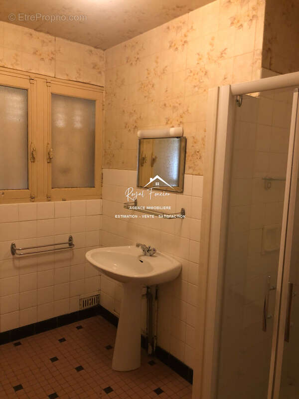 Salle d\&#039;eau - Maison à SAINTE-MAURE-DE-TOURAINE