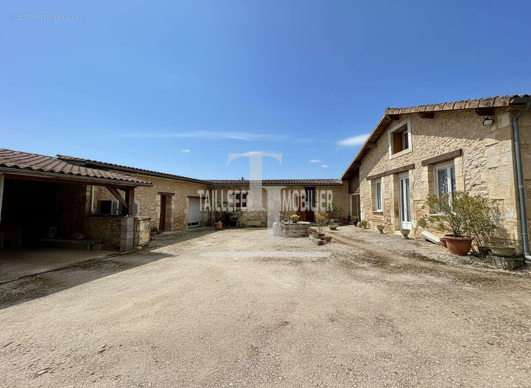 Maison à ANTONNE-ET-TRIGONANT