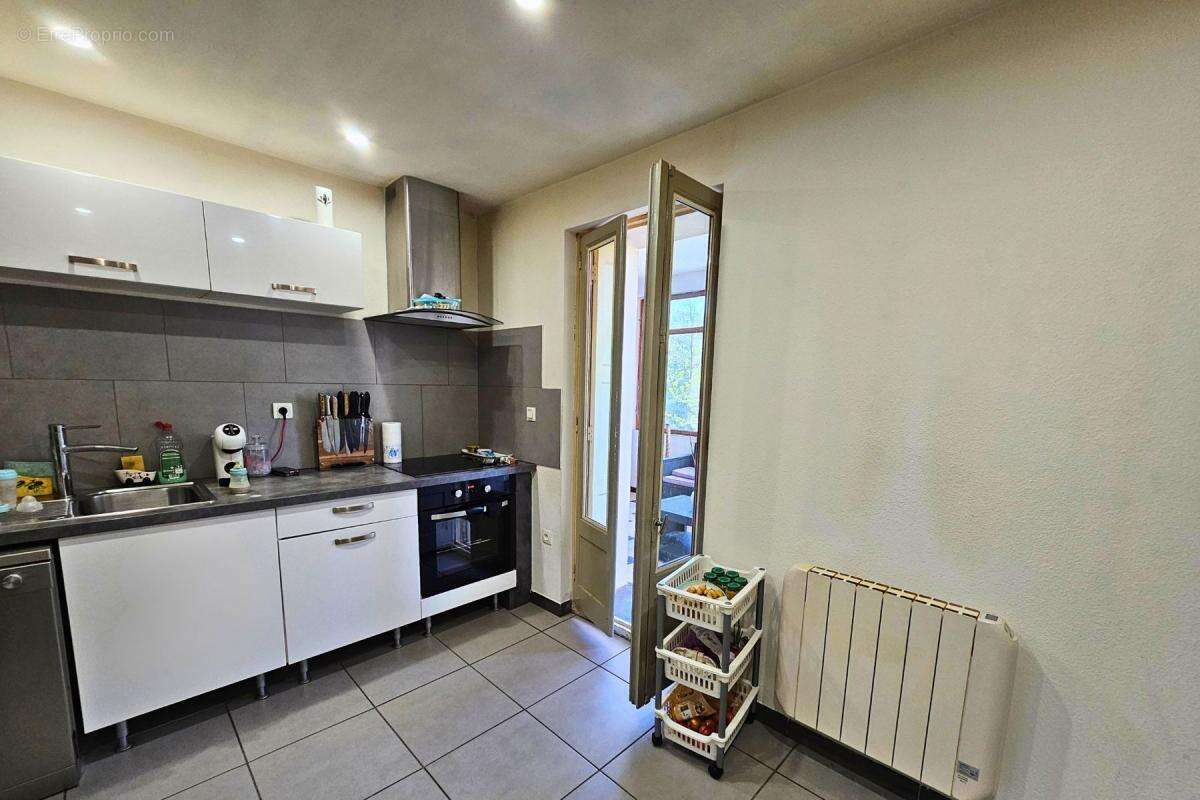 Appartement à REYNES