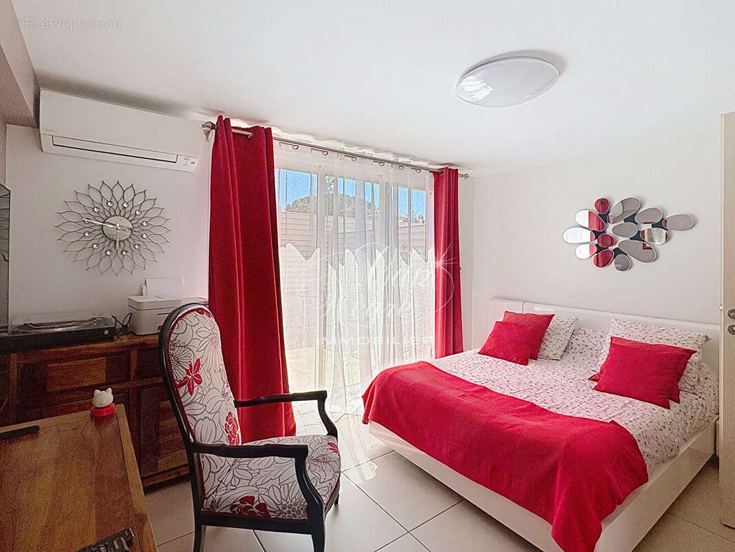 Maison rénovée proche commodités avec jardin et 3 parkings à vendre à sainte maxime - golfe de saint tropez - photo 8