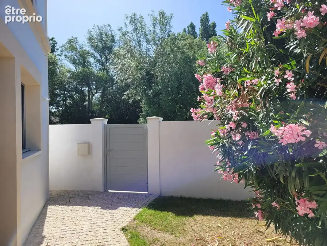 SAINT-LAURENT-DE-LA- PREE maison ancienne rénovée de 162 m² avec jardin de 600 m² - Piscine et garage - photo 3