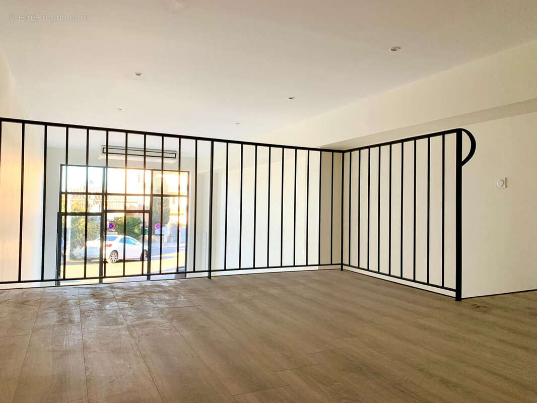 Commerce à BONNIEUX