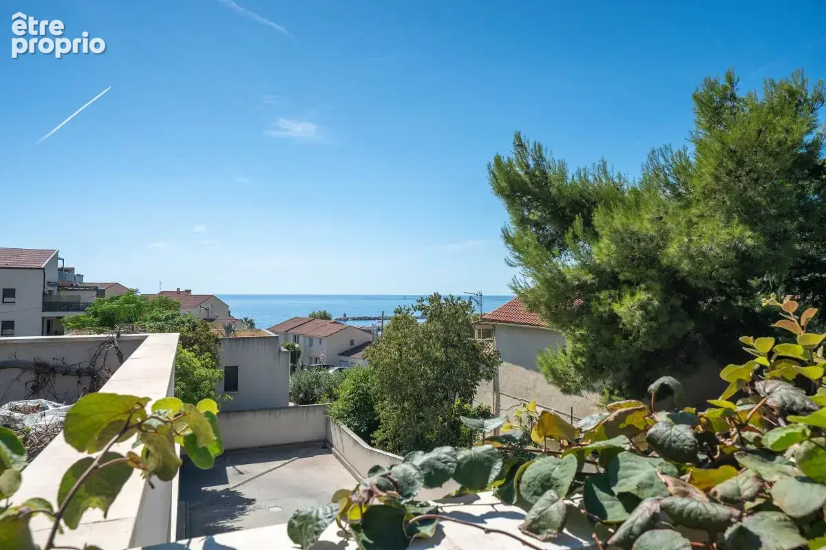 T3 avec jardin & vue mer + double garage fermée - L'Estaque - photo 14