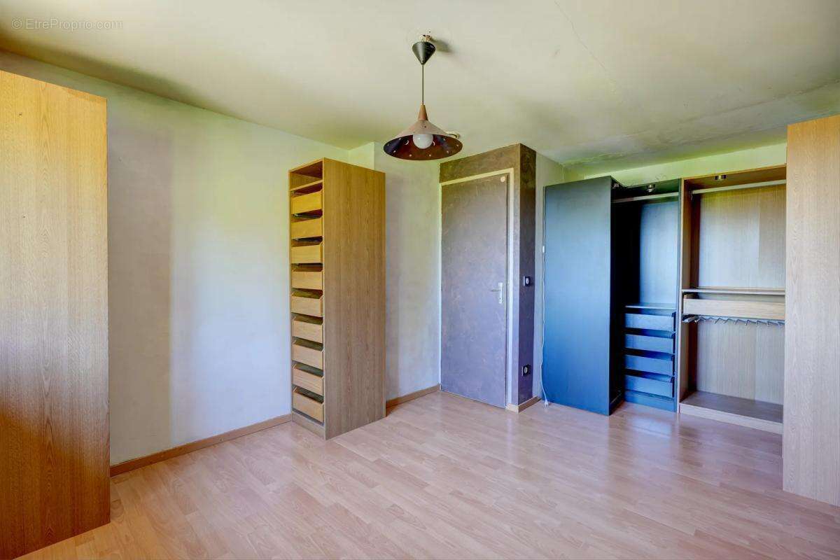 Maison de 8 pièces de 170 m² à Saint-Laurent-de-Mure - photo 10