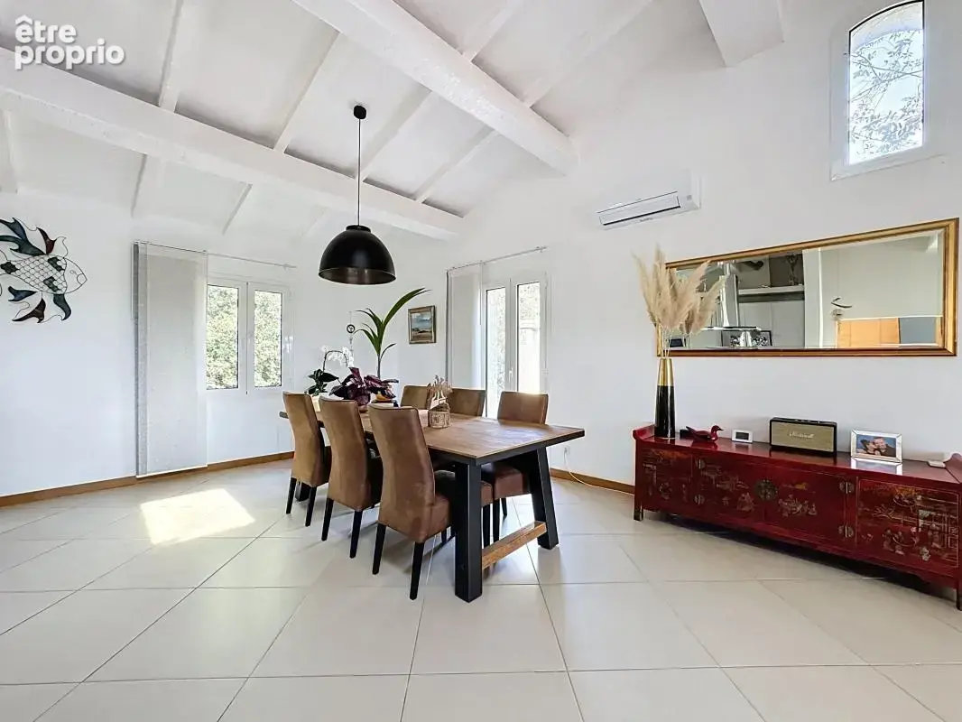Grande maison familiale de charme avec piscine à débordement, terrasse en bois exotique et terrain arboré de 1 709 m² — Fréjus - photo 9