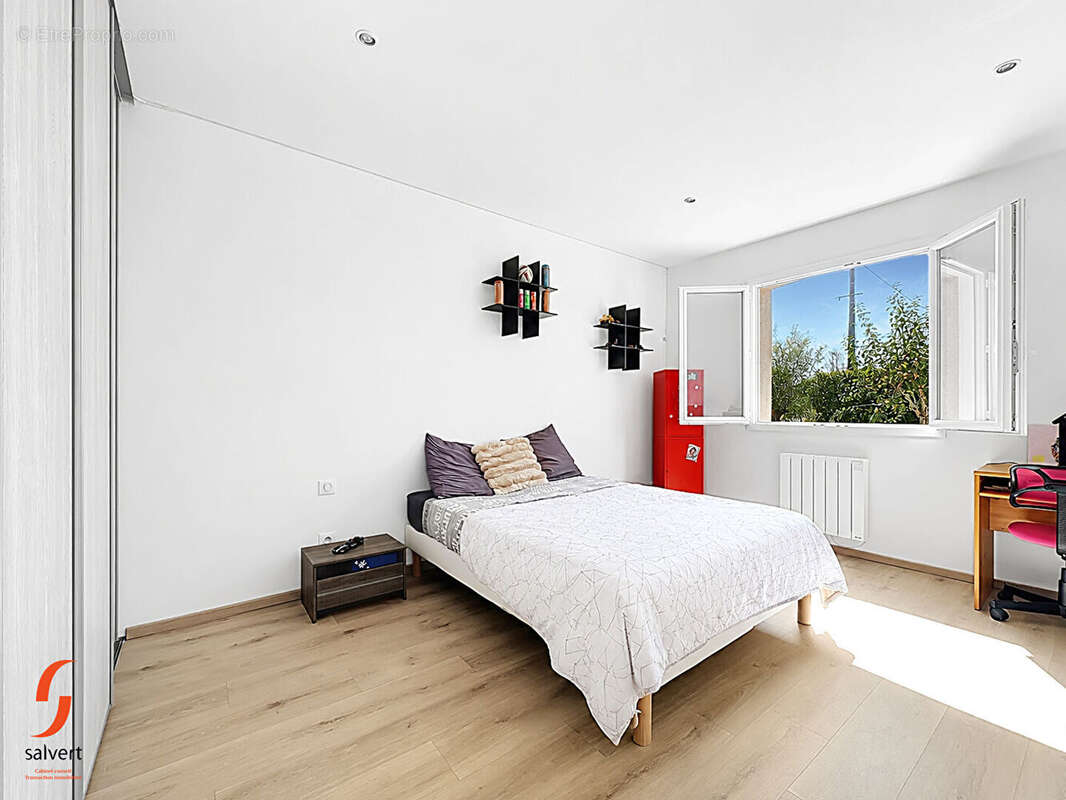 A vendre, Maison de plain pied 5 chambres  et un bureau, jardin de 1390m2 - photo 12