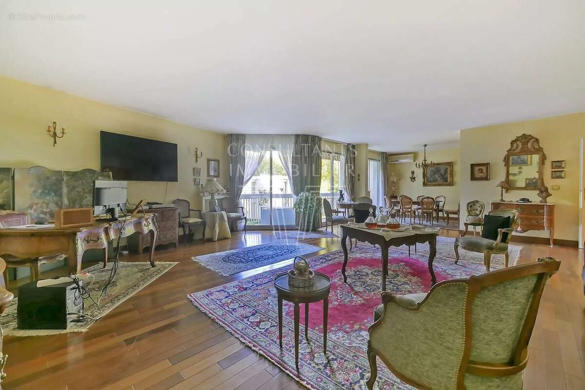 Appartement à NEUILLY-SUR-SEINE