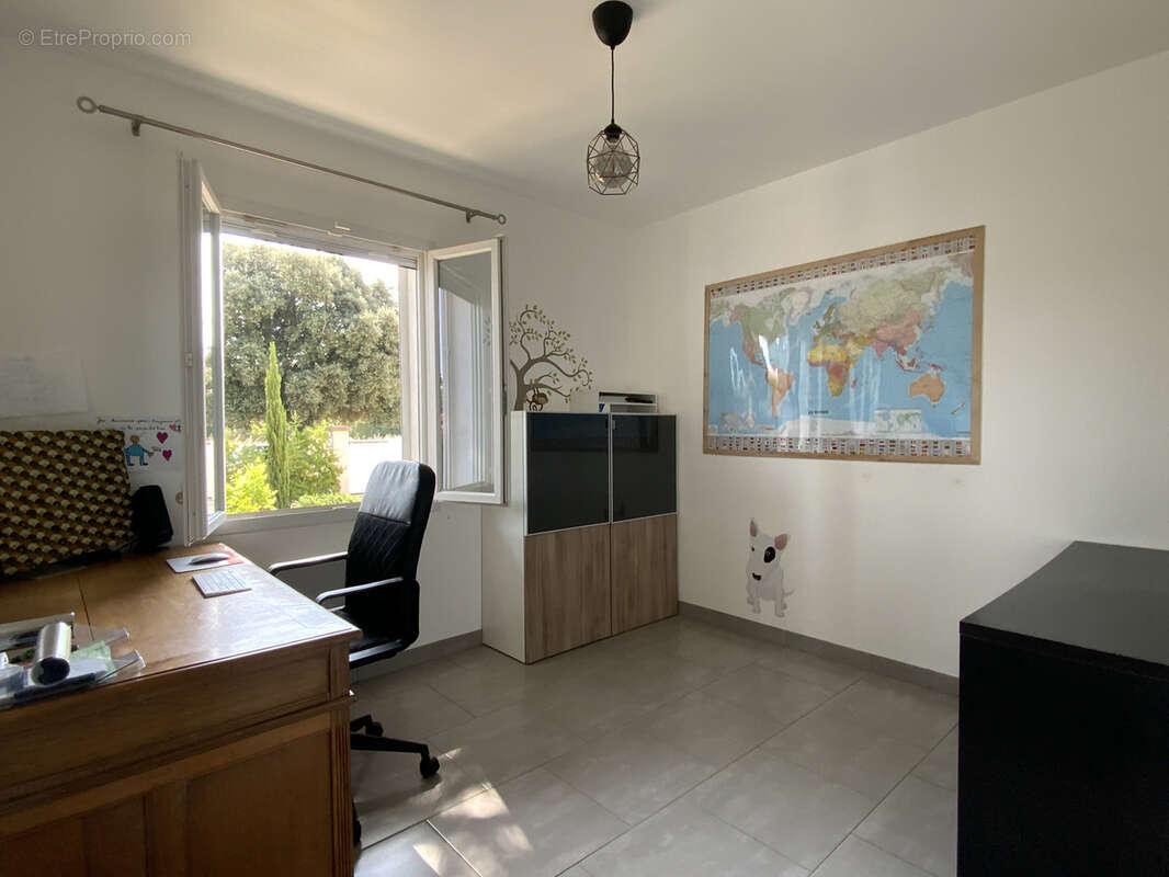 Maison de plain pied de 148 m2 avec piscine et T2 indépendant sur terrain de 1000 m2. - photo 13