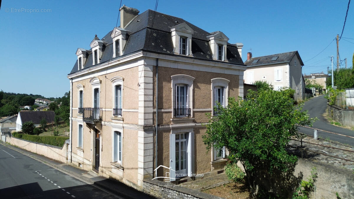 Maison à LUSIGNAN