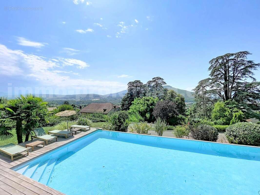 Magnifique_maison_architeque_individuelle_vetraz_monthoux_calme_frontiere_suisse_geneve_proche_ecole_bus_ceva_salon_sejour_cuisine_terrain_terrasse_jardin_piscine
