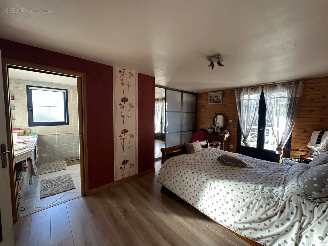 Maison à LA ROCHE-CHALAIS