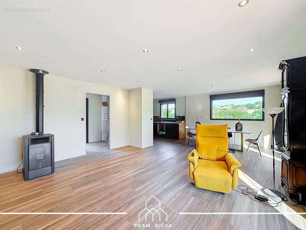 Maison 110 m² à Chambost-Longessaigne  - photo 6