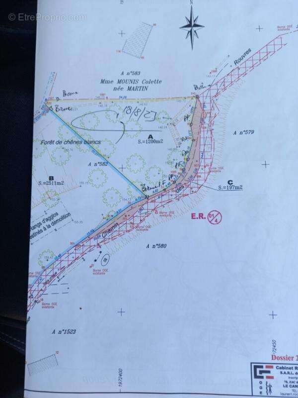 Terrain à LES MAYONS