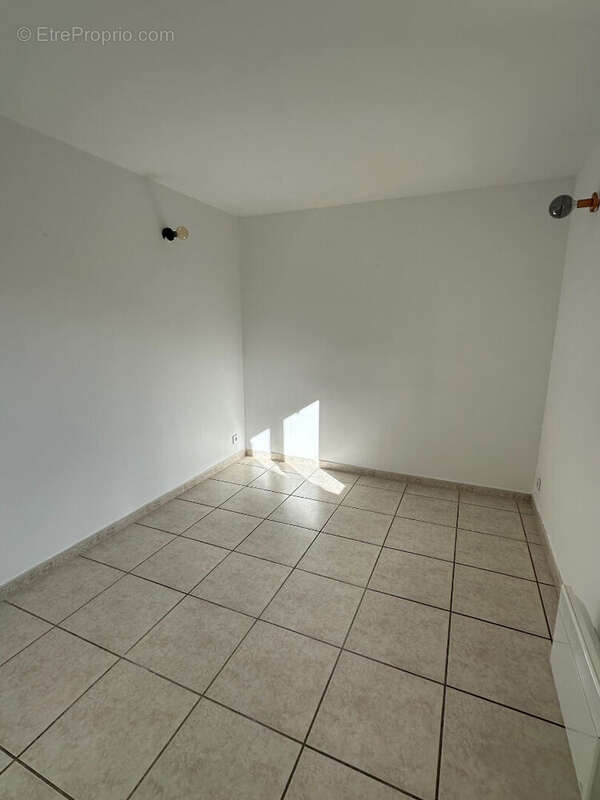 Saint Etienne du Grès : Villa de plein pied, 3 chambres, terrain 420m² - photo 13