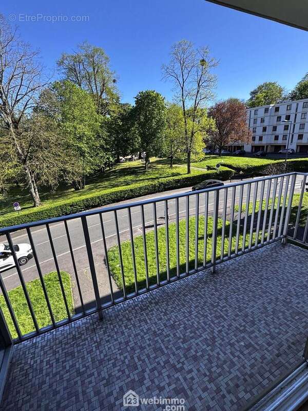 Depuis le séjour, accédons à cette agréable terrasse, idéale pour profiter de l?extérieur.