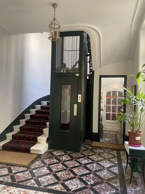 Appartement à PARIS-8E