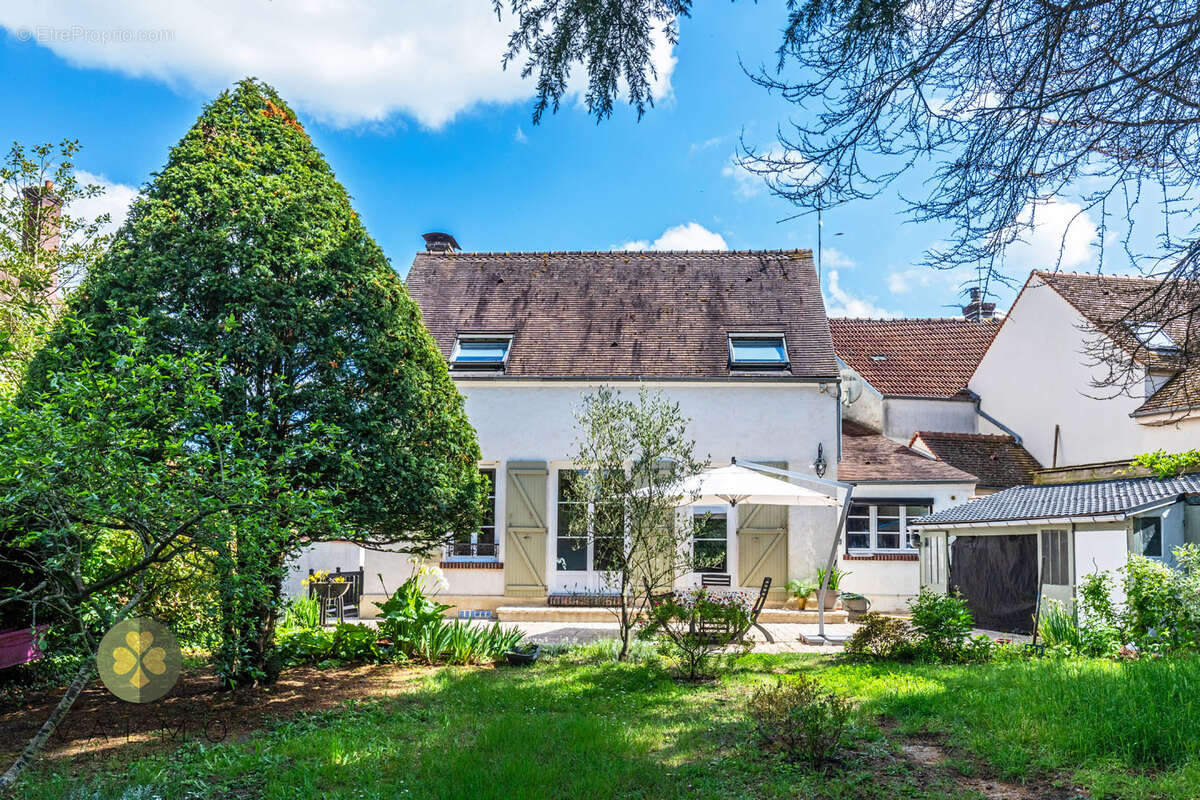 Maison à LA QUEUE-LES-YVELINES