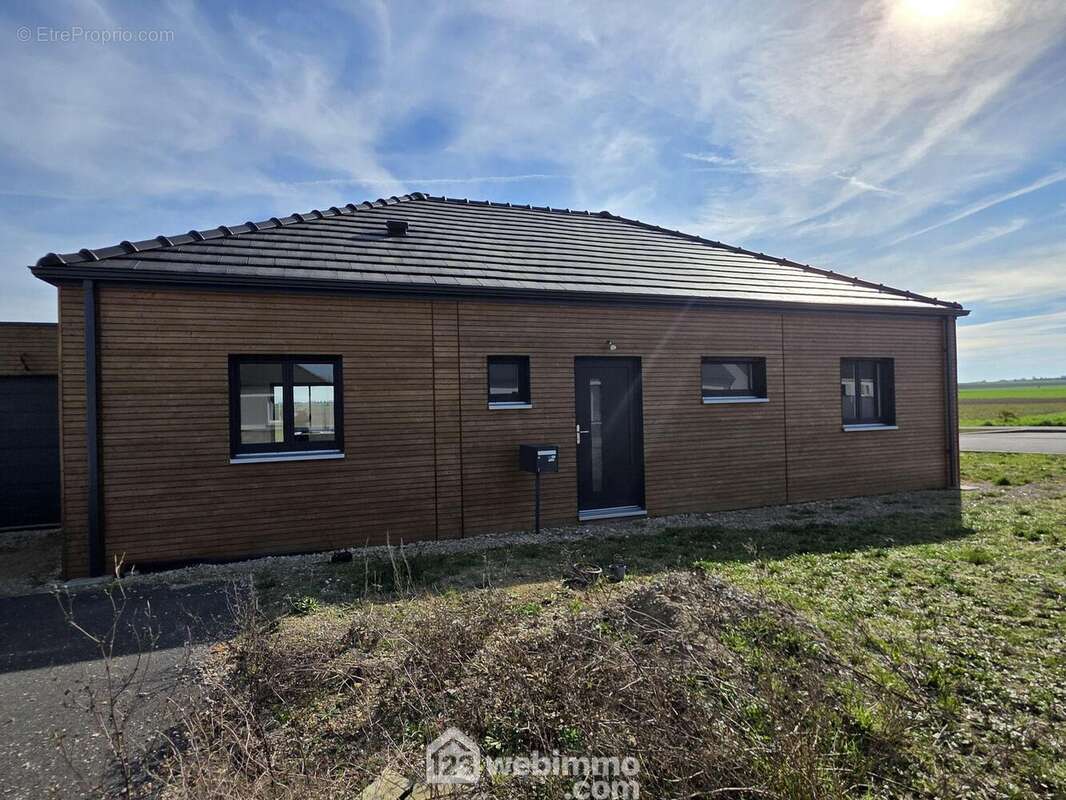 Découvrez cette élégante maison de plain-pied aux lignes contemporaines, Implantée dans un environnement calme, au c½ur d?un secteur privilégié et recherché