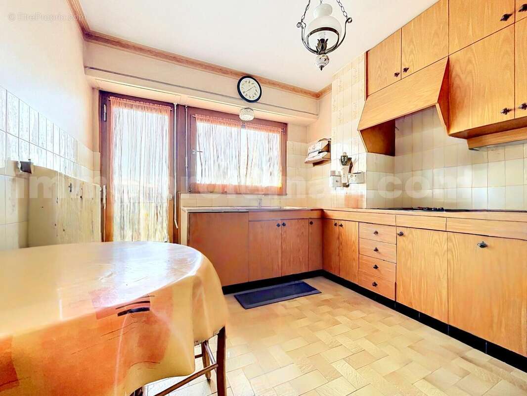 Appartement_T4_Annemasse_transformé_en_T3_Proche_Genève_Ceva_tram_Suisse_investissement_hyper_centre_Séjour_entrée_cuisine_ - Appartement à ANNEMASSE