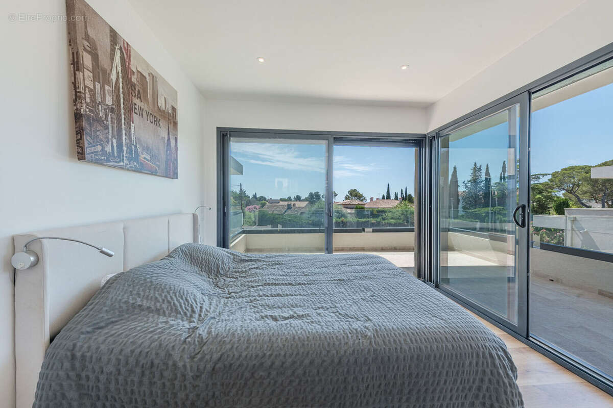 Résidentiel belle villa d'architecte offrant 235 m² , jardin avec piscine, St Raphael les Plaines - photo 8