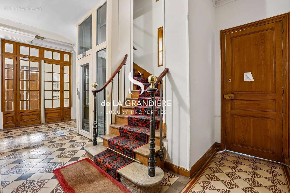 Appartement à PARIS-16E