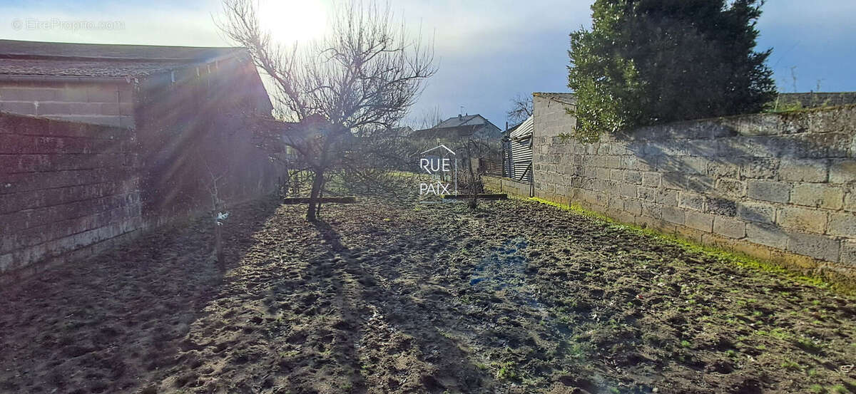 Terrain à LENCLOITRE