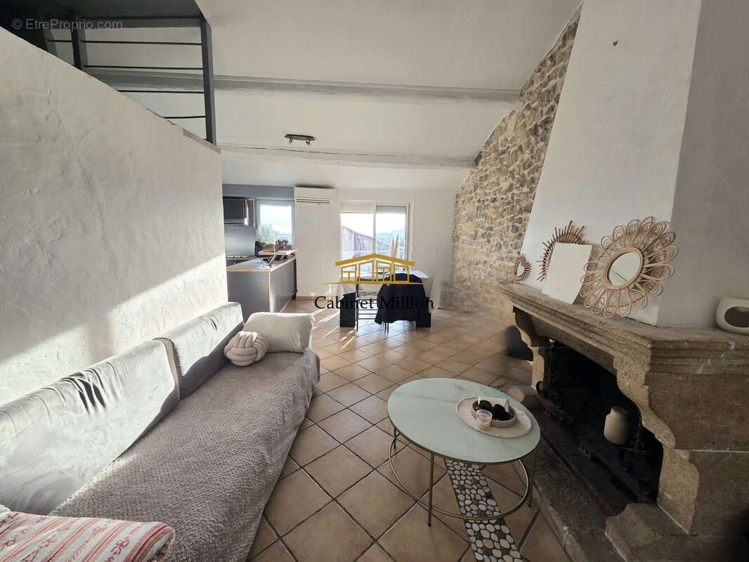 Appartement à VIC-LA-GARDIOLE