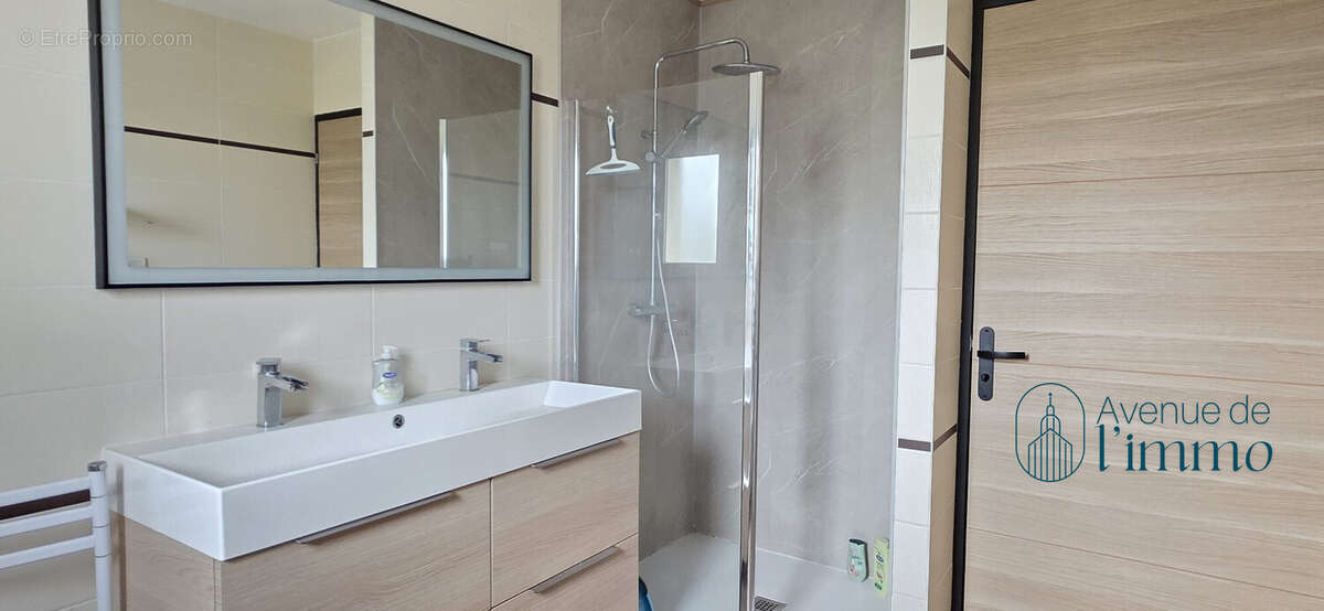 Salle de bain  - Maison à BEAULIEU-SUR-LAYON