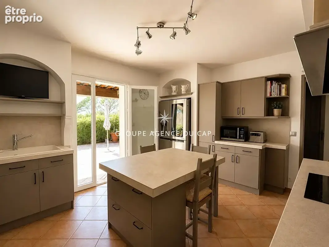 A vendre  la bouverie villa provencale plain pied piscine garage - photo 8