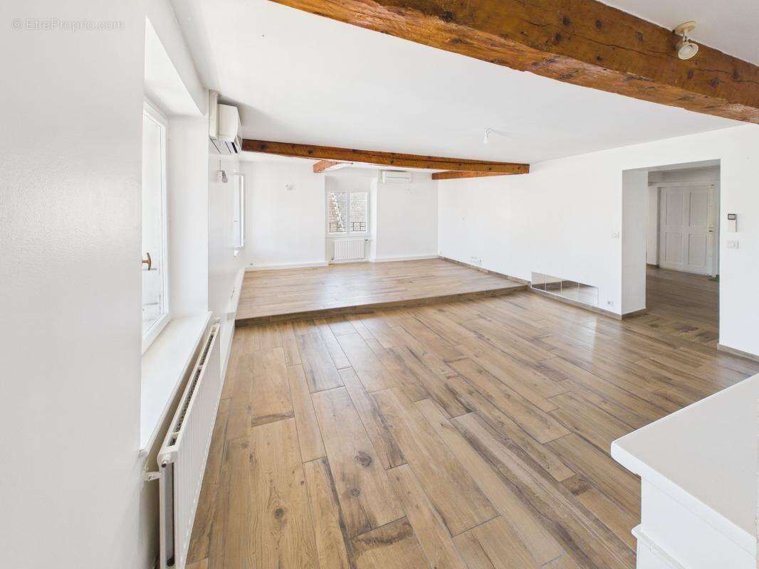 CHAMBÉRY HISTORIQUE - T4 de109.22m² en dernier étage avec cave et greniers - photo 9