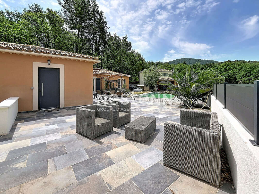 EXCLUSIVITE !! Mirabeau  - Maison de plain-pied avec piscine et vue sur le château - photo 10