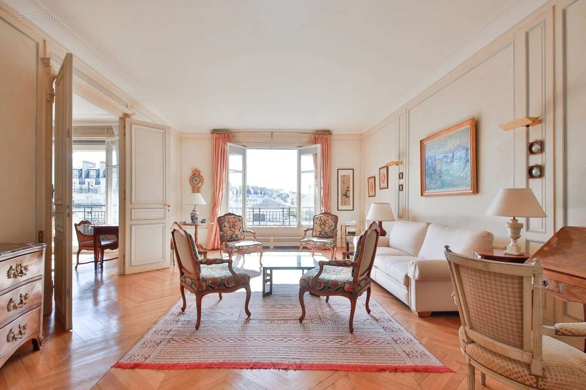 Appartement à PARIS-16E