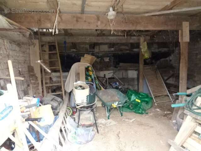 Charmante maison en pierre de deux chambres à rénover, avec une grande grange - photo 9