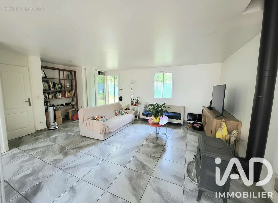 Maison 100 m² à Saint-Just-Saint-Rambert  - photo 4