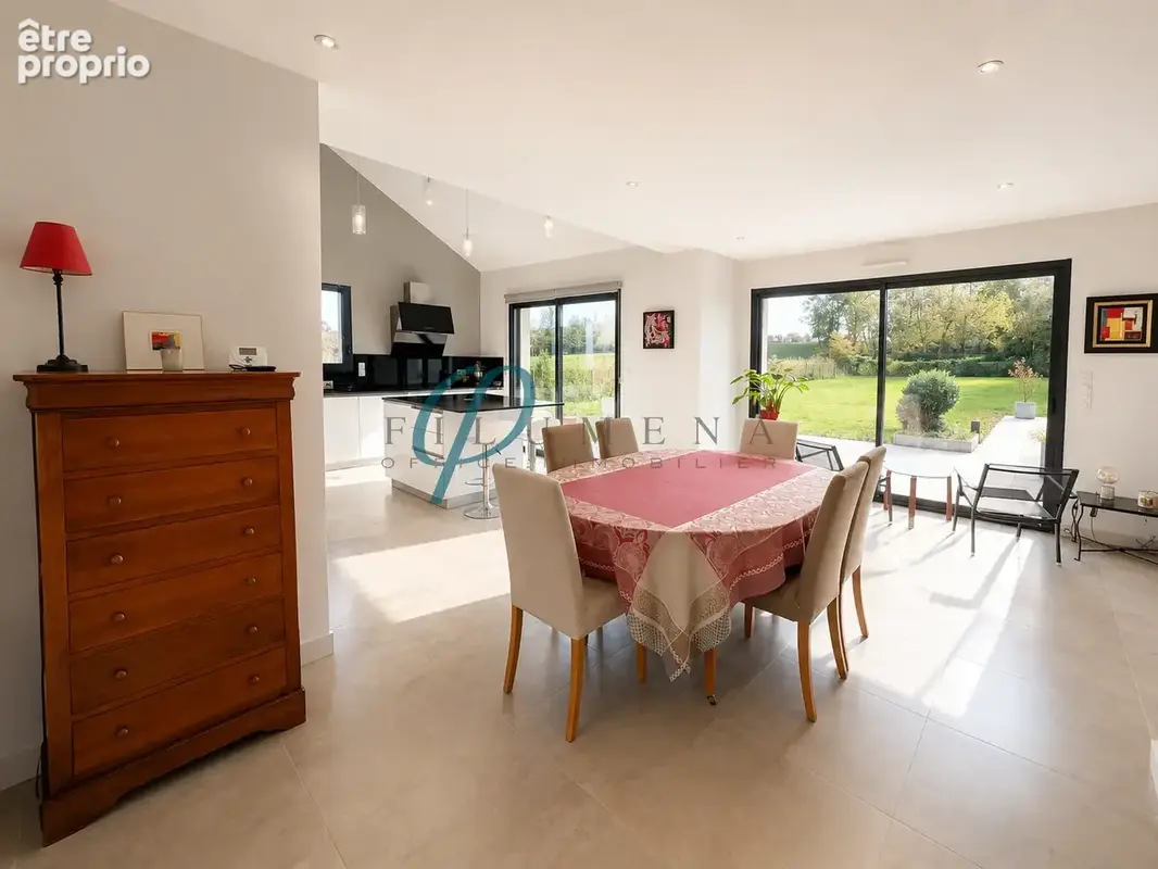À VENDRE Maison contemporaine de160 m2, Terrain +1500 m2, Calme absolu et vue dégagée, garage. - photo 3