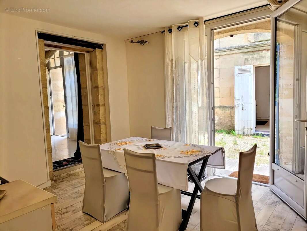 Maison à SAINT-CHRISTOLY-DE-BLAYE