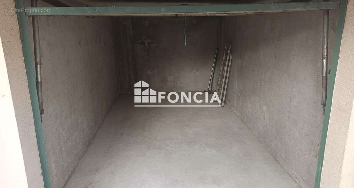 Parking à ROISSY-EN-FRANCE