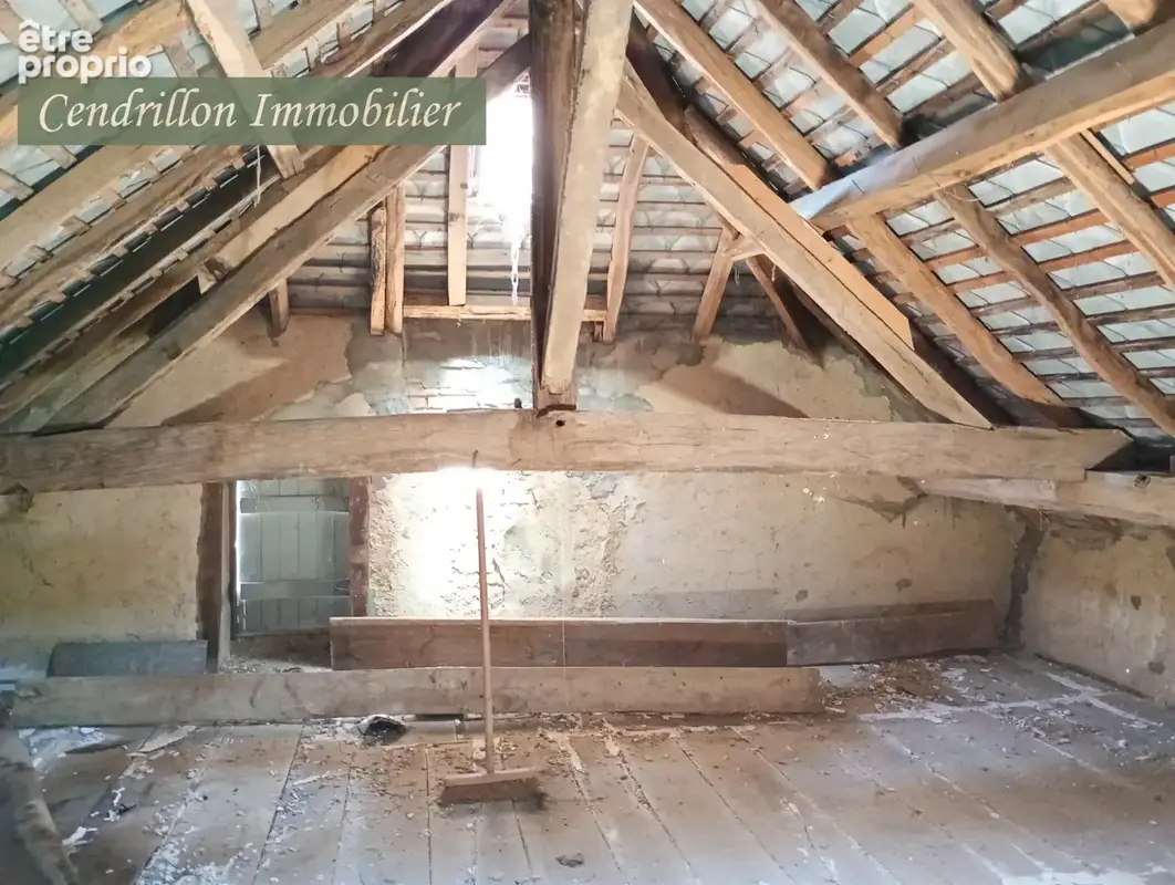 Très belle maison à rénover située dans un petit hameau proche de Saint-Georges-la-Pouge. - photo 11