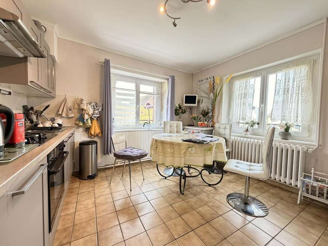 A ses cotés, la cuisine équipée de 14 m² - Maison à VESLUD