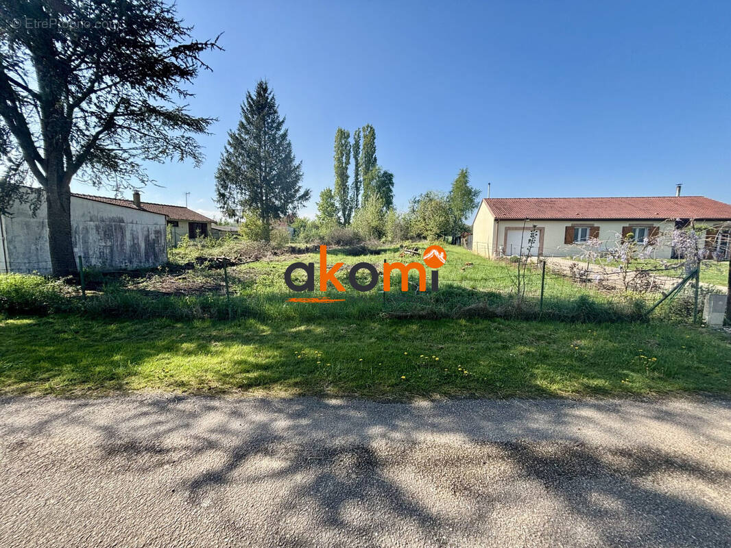 Terrain à DOMEVRE-SUR-VEZOUZE