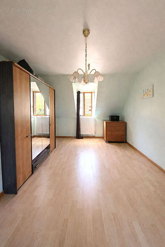 Charmante maison de 111 m2 avec dépendance - 5 pièces à Thiers-sur-Thève ! - photo 11