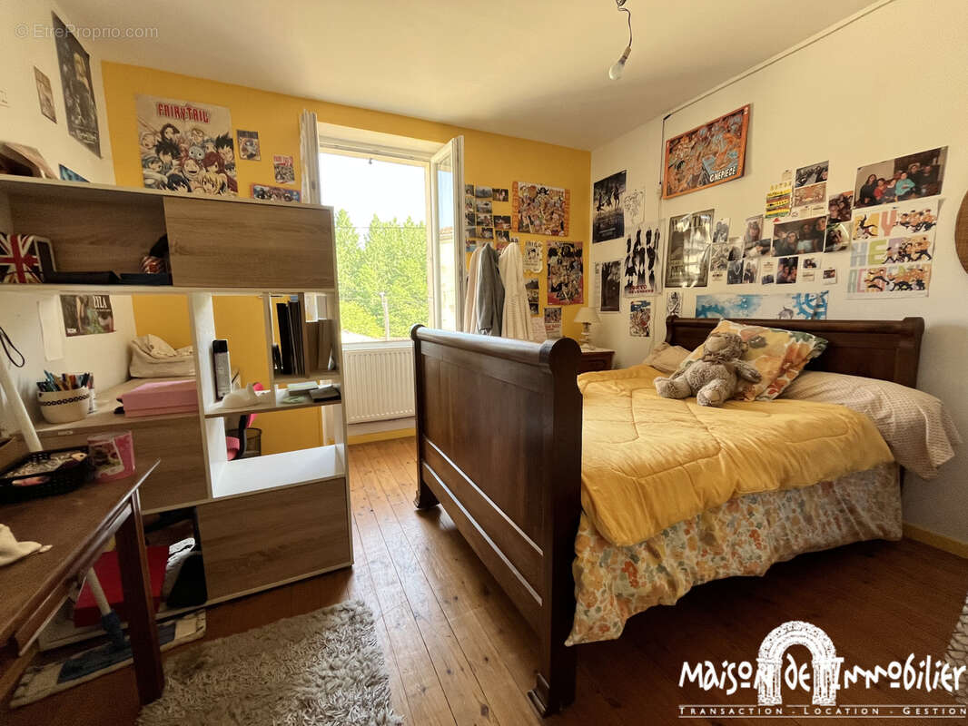 À Vendre à LOUZAC SAINT ANDRÉ - Spacieuse maison Charentaise - 210m2 - 6 pièces - photo 12