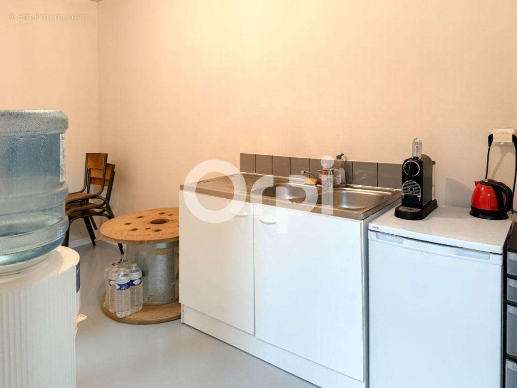 Commerce à SAINT-LAURENT-DE-LA-PREE