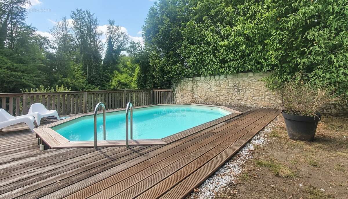Maison de ville de 312 m² au cur de Roquefort avec jardin, piscine et garage - photo 3