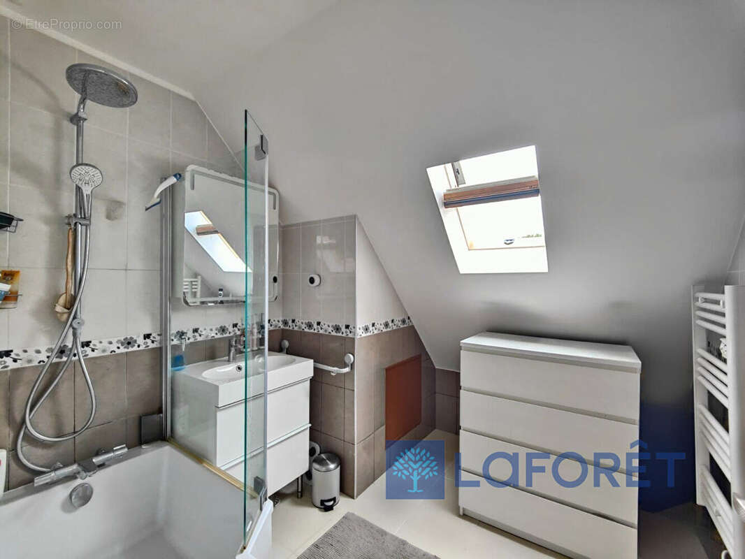 Maison à OLLAINVILLE