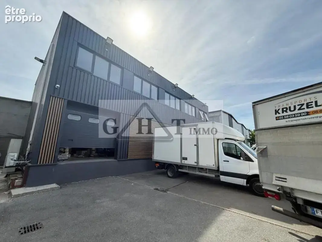 Entrepôt-bureaux à vendre de 2 080 m2 à vendre ! - photo 1